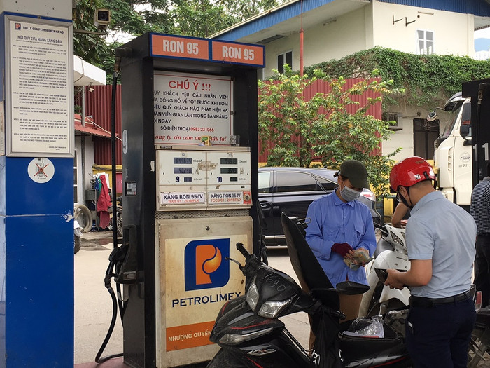 Đề xuất "khai tử" xăng RON 95 được cho là đẩy người tiêu dùng vào thế phải dùng xăng sinh học, trong khi đó xăng sinh học nhiều người còn e ngại chất lượng. Ảnh: Vũ Phương Đề xuất "khai tử" xăng RON 95 được cho là đẩy người tiêu dùng vào thế phải dùng xăng sinh học, trong khi đó xăng sinh học nhiều người còn e ngại chất lượng. Ảnh: Vũ Phương