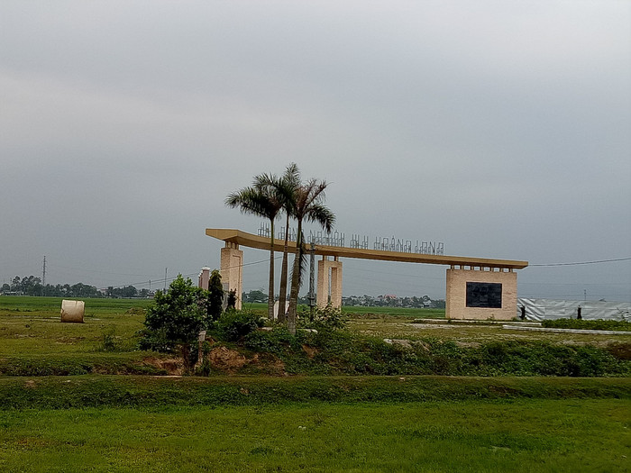 Dự án FLC Hoàng Long sau 3 năm chỉ là bãi đất trống phía sau chiếc cổng chào vô hồn, lạnh lẽo. Ảnh của Hữu Chí. Dự án FLC Hoàng Long sau 3 năm chỉ là bãi đất trống phía sau chiếc cổng chào vô hồn, lạnh lẽo. Ảnh của Hữu Chí.