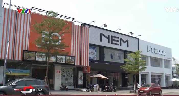 Nhiều nhà đất công sản có vị trí vàng trên đường Lê Duẩn (Đà Nẵng) được chính quyền "ưu ái" bán cho Vũ "nhôm" gây thất thoát lớn cho ngân sách nhà nước. Ảnh: VTV. Nhiều nhà đất công sản có vị trí vàng trên đường Lê Duẩn (Đà Nẵng) được chính quyền "ưu ái" bán cho Vũ "nhôm" gây thất thoát lớn cho ngân sách nhà nước. Ảnh: VTV.