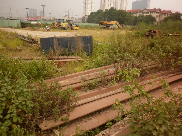 Nhưng hiện tại, cả một khu đất rộng lớn cỏ dại mọc um tùm. Nhưng hiện tại, cả một khu đất rộng lớn cỏ dại mọc um tùm.