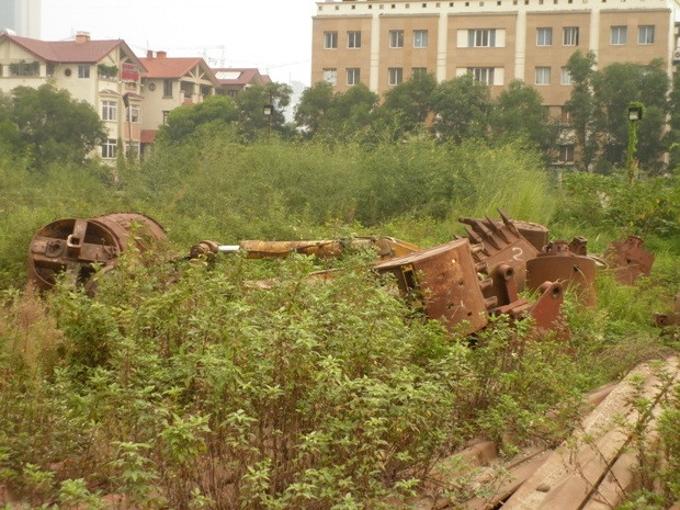 Máy móc, sắt thép bị vùi lấp trong cỏ. Máy móc, sắt thép bị vùi lấp trong cỏ.