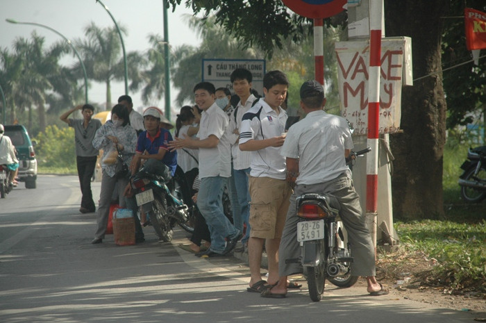 Đợi chuyến xe đang đến (ảnh Viết Cường) Đợi chuyến xe đang đến (ảnh Viết Cường)