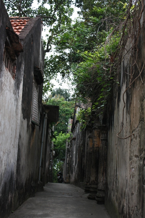 Người làng Cựu từ những năm 40 ở thế kỷ 20 đã rất thành đạt, xây nhà cao cửa rộng, đi làm ăn xa và cư ngụ luôn tại các tỉnh thành lớn, vì vậy những kiến trúc lừng lẫy một thời nay hầu hết đều vắng chủ.