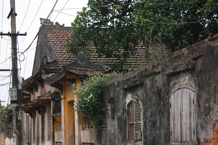 Làng vốn có nghề may phát triển nhiều đời. Thời Pháp, nhiều cụ phất lên thành thương gia, buôn bán Bắc - Nam hoặc làm công chức dưới chính quyền cũ nên làng quê đã sớm khấm khá.