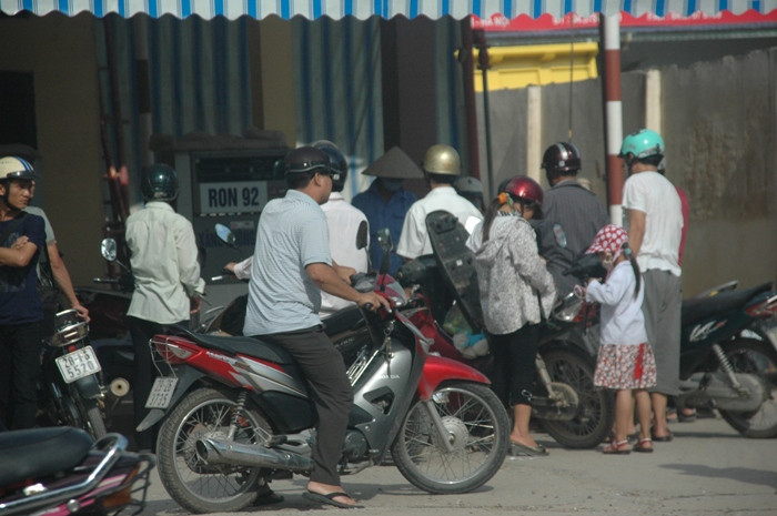 Đợi để đến lượt mình vào đổ xăng (ảnh Viết Cường) Đợi để đến lượt mình vào đổ xăng (ảnh Viết Cường)