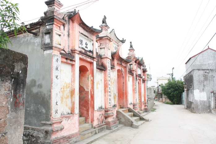 Trên con đường làng Cựu, dù còn người ở hay đang đóng cổng im lìm, bỏ hoang, cảm giác cứ như đang được đi ngược thời gian trở về miền ký ức...