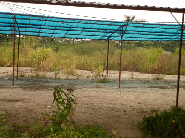 Sau nhiều năm triển khai, hiện những tòa tháp cao trọc trời không thấy đâu, thay vào đó là những bãi cỏ rộng lớn tiêu điều. Sau nhiều năm triển khai, hiện những tòa tháp cao trọc trời không thấy đâu, thay vào đó là những bãi cỏ rộng lớn tiêu điều.