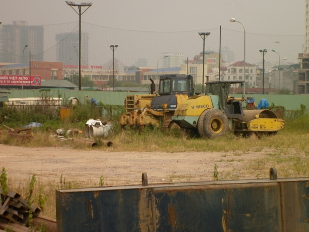 Những chiếc máy công trình mang thương hiệu Vimeco giờ đã trở nên han gỉ, nằm chỏng chơ phơi mưa phơi nắng. Những chiếc máy công trình mang thương hiệu Vimeco giờ đã trở nên han gỉ, nằm chỏng chơ phơi mưa phơi nắng.