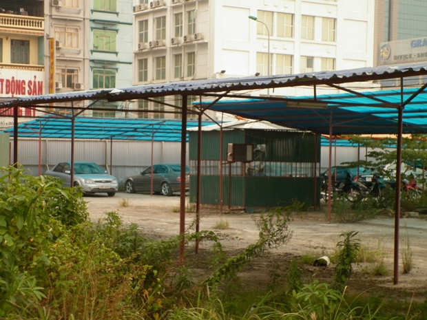 Viễn cảnh của những trung tâm tráng lệ này đã rơi vào tình cảnh cỏ hoang mọc um tùm, may mắn hơn thì được thuê lại làm sân bóng, bãi đỗ xe. Viễn cảnh của những trung tâm tráng lệ này đã rơi vào tình cảnh cỏ hoang mọc um tùm, may mắn hơn thì được thuê lại làm sân bóng, bãi đỗ xe.