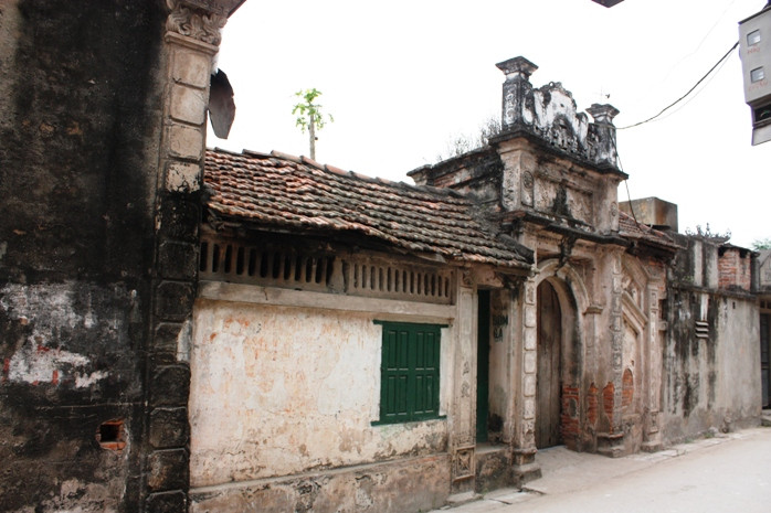 Kiến trúc làng Cựu độc đáo bơi sự hài hòa giữa phong cách Tây Âu và kiến trúc đậm nét thuần Việt. Sự hoà trộn hoàn hảo ấy đã qua gần một thế kỷ vẫn còn nguyên vẻ đẹp với thời gian.