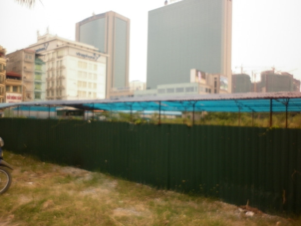 Cả một khu trung tâm tài chính tổng hợp giờ thành bãi cỏ um tùm. Cả một khu trung tâm tài chính tổng hợp giờ thành bãi cỏ um tùm.