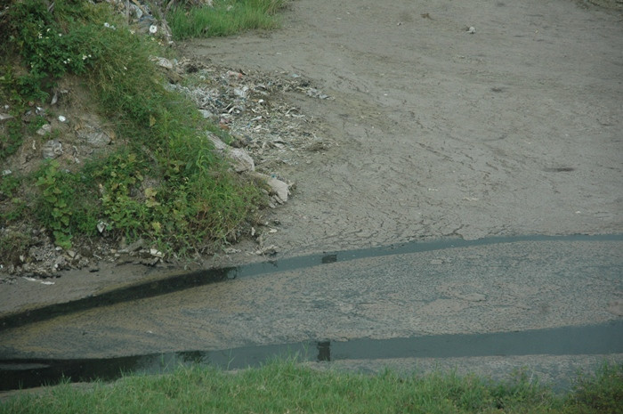 Con sông nhỏ trở nên đen ngòm và đặc quánh bởi nước thải từ các xưởng sản xuất giấy thải ra Con sông nhỏ trở nên đen ngòm và đặc quánh bởi nước thải từ các xưởng sản xuất giấy thải ra