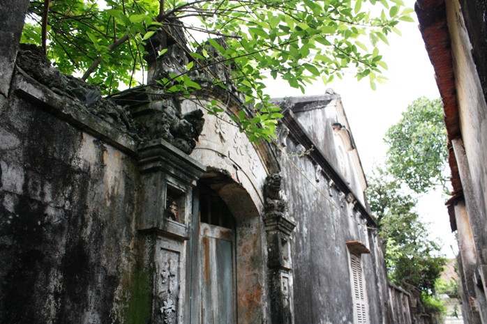 Thấp thoáng những nét kiến trúc phủ rêu phong, mơ màng không kém phần… quý tộc, thể hiện một bức tranh sung túc của người xưa.