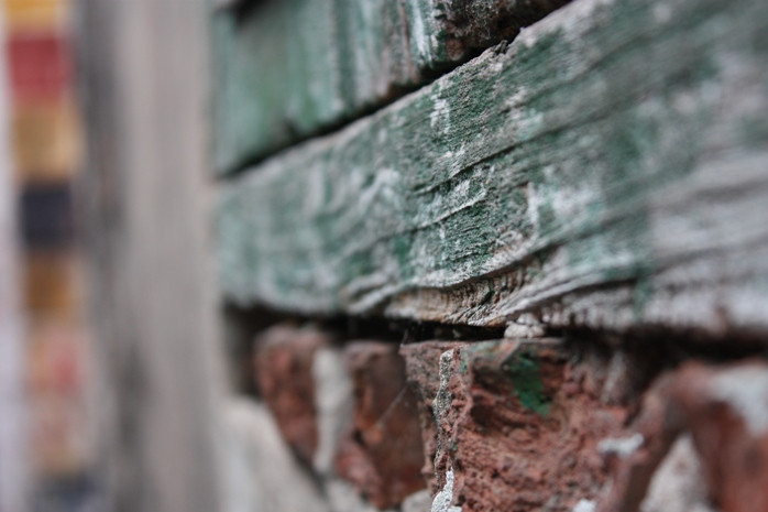 Những cánh cửa trải qua gần trăm năm đã phai sơn tạo nên vẻ cổ kính, trầm mặc.