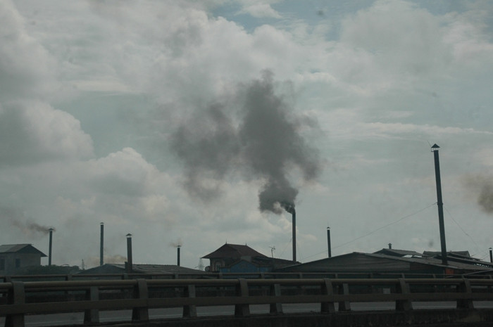 Cứ đến giờ vào ca là những xưởng sản xuất giấy này lại đua nhau tỏa khói đen nghi ngút bao trùm cả một vùng dân cư rộng lớn Cứ đến giờ vào ca là những xưởng sản xuất giấy này lại đua nhau tỏa khói đen nghi ngút bao trùm cả một vùng dân cư rộng lớn