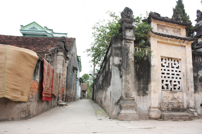 Từ Hà Nội xuôi Nam độ 40 cây số là đến làng Cựu, nay thuộc xã Vân Từ, huyện Phú Xuyên. Nhiều người gọi làng Cựu là làng Tây, bởi rằng những kiến trúc của làng có lẽ quá khác biệt, đẹp nổi trội so với những kiểu làng cổ quen thuộc của vùng chiêm trũng Bắc bộ.