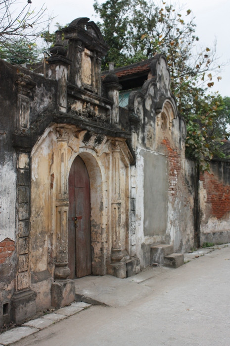 Cận cảnh những chi tiết kiến trúc làng Cựu cho thấy, làng vẫn thuần chất Á Đông, với những nét trang trí tinh tế vừa giản dị đơn sơ, vừa khoáng đạt bay bổng.