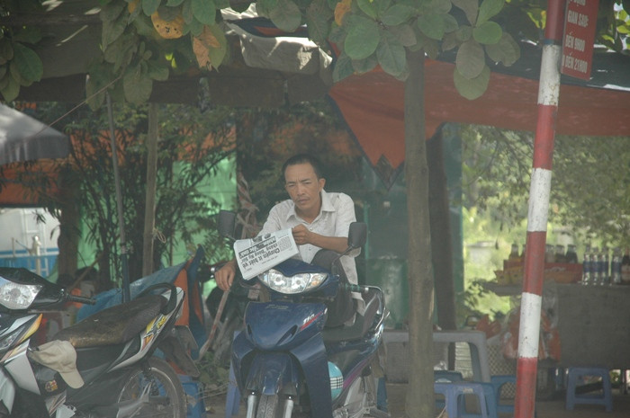 Xe ôm ngồi đợi khách (ảnh Viết Cường) Xe ôm ngồi đợi khách (ảnh Viết Cường)