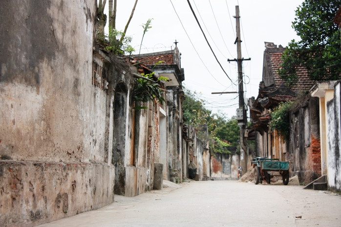Ngày thường, đường làng vắng vẻ, bóng cây xanh bao phủ gần khắp làng. Khoảng ba chục ngôi nhà cũ, chủ yếu mang phong cách kiến trúc du nhập, vay mượn từ phương Tây, một số ngôi nhà theo lối truyền thống, cũng "lặng ngắt như tờ"..