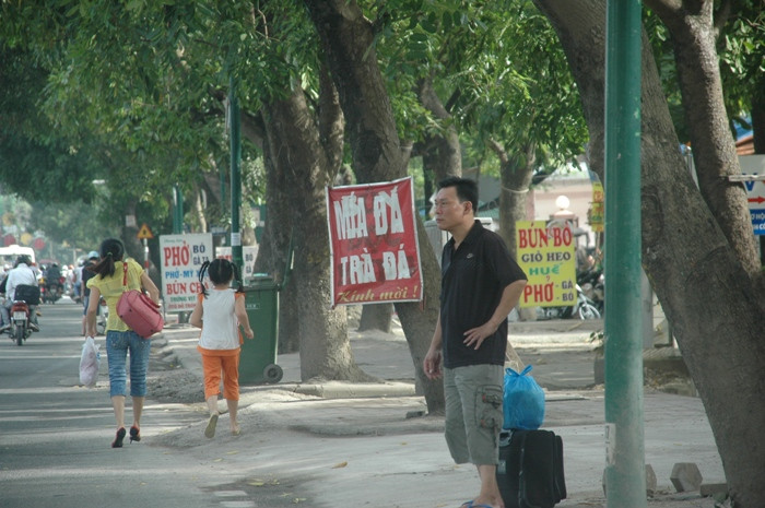 Đợi xe để về quê (ảnh Viết Cường) Đợi xe để về quê (ảnh Viết Cường)