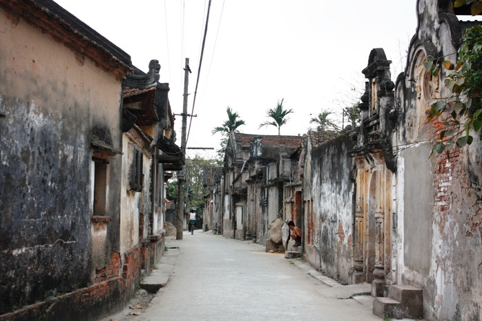 Đi trong làng Cựu, cứ như lạc vào một kho tàng của văn chương cổ thông qua những nét trang trí liễn đối, càng làm tăng thêm ý nghĩa và vẻ đẹp cho mỗi kiến trúc cổ của làng