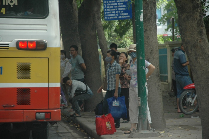 Chuyến xe trước đã qua, tiếp tục đợi chuyến sau đến (ảnh Viết Cường) Chuyến xe trước đã qua, tiếp tục đợi chuyến sau đến (ảnh Viết Cường)