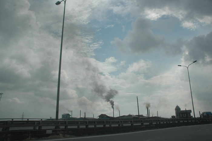 Bầu trời trong xanh bị "ám" bởi khói đen từ các ống khói Bầu trời trong xanh bị "ám" bởi khói đen từ các ống khói