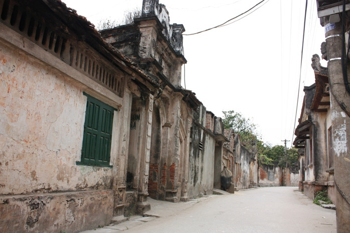 Qua khỏi cổng làng, dường như không còn thấy bất cứ dấu vết ồn ào phố chợ nào ở làng Cựu. Cả ngày, ngôi làng "lặng ngắt như tờ...".