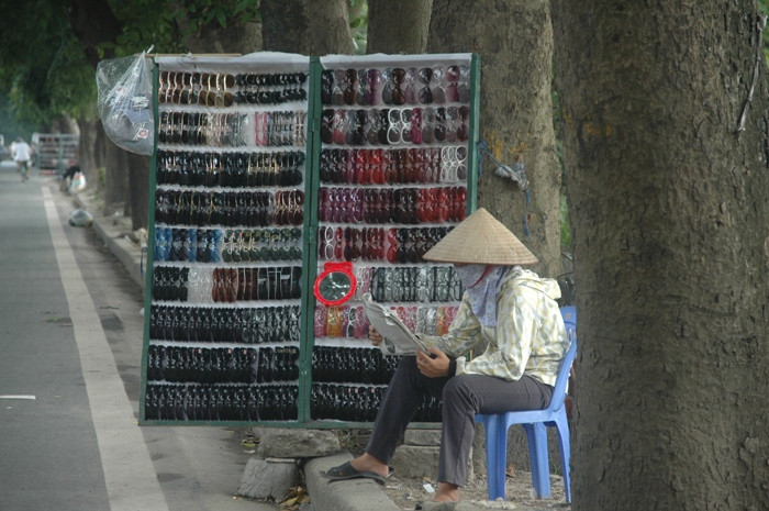 Đợi khách đến mua hàng (ảnh Viết Cường) Đợi khách đến mua hàng (ảnh Viết Cường)