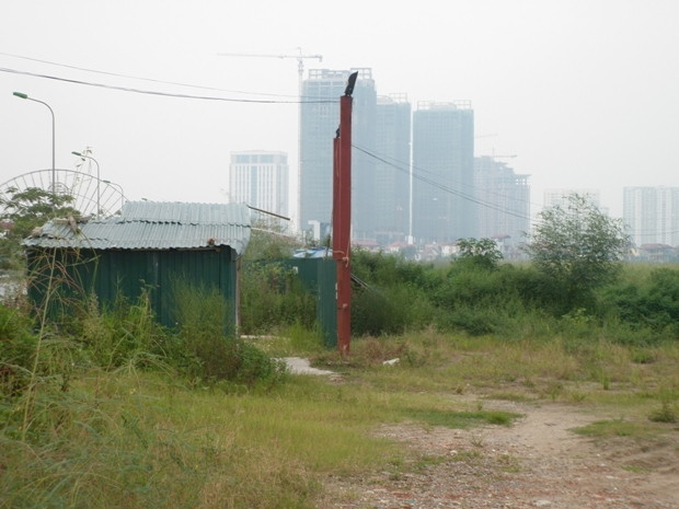 Tuy nhiên đã 2 năm trôi qua kể từ ngày khởi công, không hề thấy bóng dáng của xi-măng, vật liệu. Thay vào đó là những bãi cỏ hoang trải dài cả một diện tích đất rộng lớn