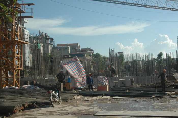 Ông Nguyễn Văn Thái, đại diện pháp chế của công ty này cam kết, dự án đã được phê duyệt và chủ đầu tư có trách nhiệm làm thủ tục cấp sổ đỏ cho người mua loại căn hộ này. Tuy nhiên, theo TS.Nguyễn Quang Tuyến, Trưởng bộ môn Luật đất đai, trường Đại học Luật Hà Nội cho rằng, đó chỉ là cam kết của chủ đầu tư, nếu sau này, chủ đầu tư không lo được sổ đỏ thì người mua sẽ phải chịu thiệt. Ông Nguyễn Văn Thái, đại diện pháp chế của công ty này cam kết, dự án đã được phê duyệt và chủ đầu tư có trách nhiệm làm thủ tục cấp sổ đỏ cho người mua loại căn hộ này. Tuy nhiên, theo TS.Nguyễn Quang Tuyến, Trưởng bộ môn Luật đất đai, trường Đại học Luật Hà Nội cho rằng, đó chỉ là cam kết của chủ đầu tư, nếu sau này, chủ đầu tư không lo được sổ đỏ thì người mua sẽ phải chịu thiệt.
