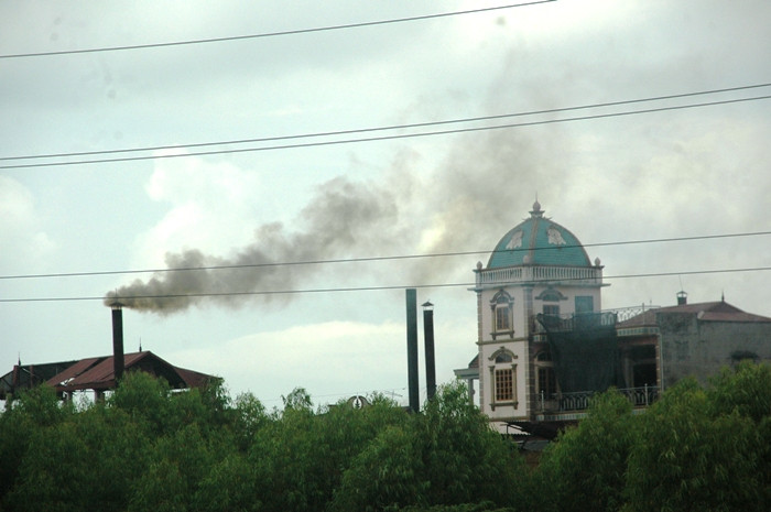 Với nghề sản xuất giấy này, nhiều hộ dân ở đây đã giàu lên nhanh chóng Với nghề sản xuất giấy này, nhiều hộ dân ở đây đã giàu lên nhanh chóng