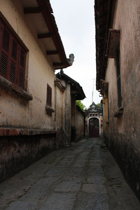 “Nhờ” một trận hỏa hoạn lớn trong làng nên khoảng trước và trong những năm 30, nhiều nhà xây mới theo lối Tây và pha trộn Đông – Tây khiến cả làng thành một quần thể khang trang, bề thế với hoa văn, đường nét cầu kỳ, đường làng lát đá xanh rộng rãi.