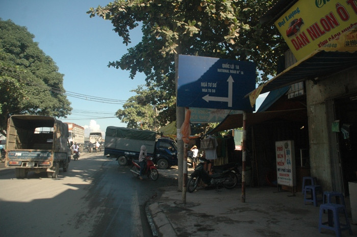 Thêm vào đó, đường vào KĐT mới Đại Thanh hiện tại khá chật hẹp, lưu lượng xe cộ qua lại nhiều và luôn trong tình trạng khói bụi mù mịt. Thêm vào đó, đường vào KĐT mới Đại Thanh hiện tại khá chật hẹp, lưu lượng xe cộ qua lại nhiều và luôn trong tình trạng khói bụi mù mịt.