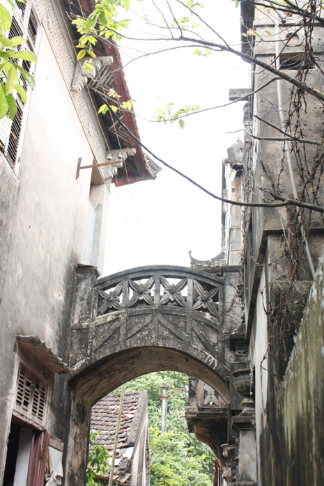 Đường nét cầu kỳ trên những mái vòm cổng