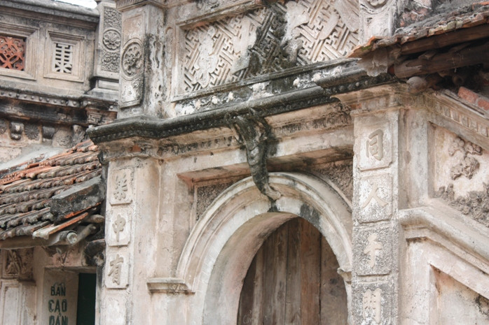 Các ngôi nhà ở đây được trang trí với những họa tiết cầu kỳ, tinh xảo