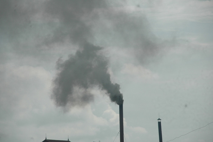 Cọt khói cao nhả khói đen kịt Cọt khói cao nhả khói đen kịt