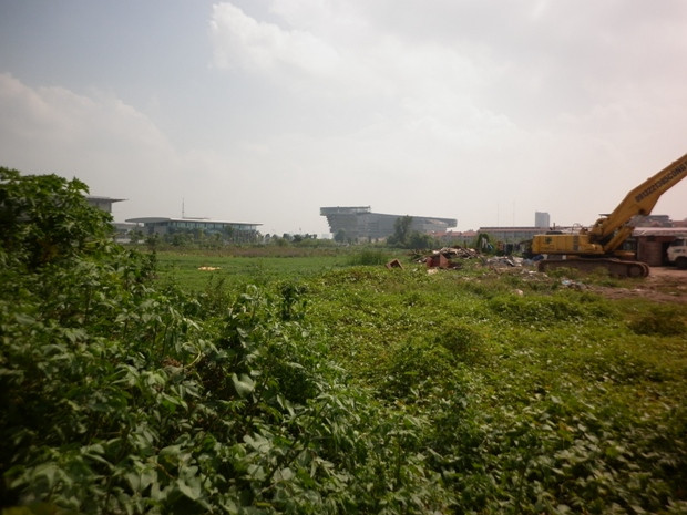 Một phần diện tích khác được dùng làm nơi để xe và sân vận động mini Một phần diện tích khác được dùng làm nơi để xe và sân vận động mini