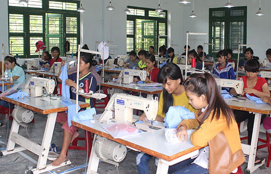 Lớp học nghề may ở Trung tâm Giáo dục thường xuyên và hướng nghiệp, dạy nghề Bắc Trà My. Ảnh: Baoquangnam.vn Lớp học nghề may ở Trung tâm Giáo dục thường xuyên và hướng nghiệp, dạy nghề Bắc Trà My. Ảnh: Baoquangnam.vn