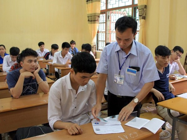 Trong khi các đồng nghiệp khác được nghỉ hè, nhiều giáo viên vẫn tham gia công tác coi thi, chấm thi Trung học phổ thông Quốc gia. Ảnh minh hoạ: TTXVN Trong khi các đồng nghiệp khác được nghỉ hè, nhiều giáo viên vẫn tham gia công tác coi thi, chấm thi Trung học phổ thông Quốc gia. Ảnh minh hoạ: TTXVN