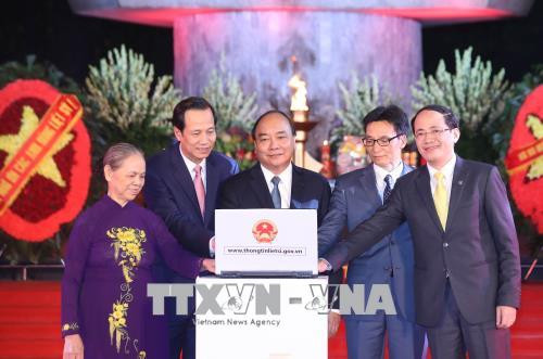 Thủ tướng và các đại biểu ấn nút khai trương cổng thông tin: thongtinlietsi.gov.vn. Ảnh: Thống Nhất/TTXVN Thủ tướng và các đại biểu ấn nút khai trương cổng thông tin: thongtinlietsi.gov.vn. Ảnh: Thống Nhất/TTXVN