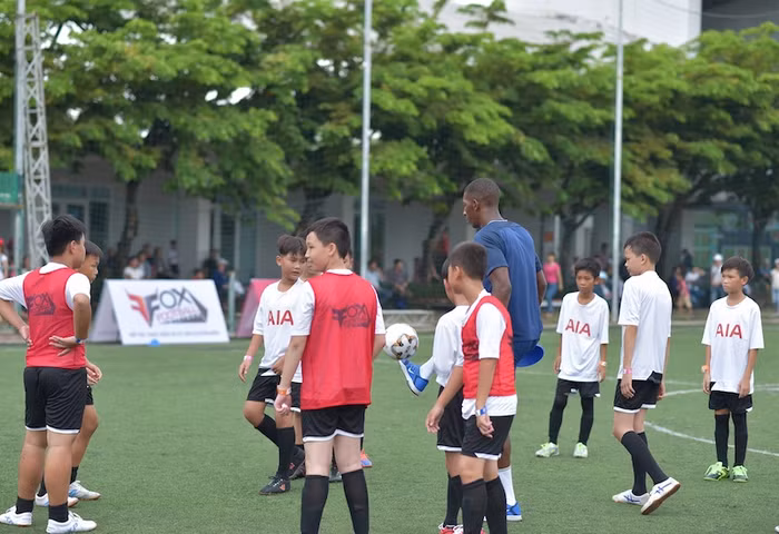 Các bé luyện tập dưới sự hướng dẫn của các huấn luyện viên