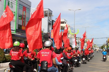 Đường phố Cà Mau rực rỡ sắc đỏ Hành trình Đường phố Cà Mau rực rỡ sắc đỏ Hành trình