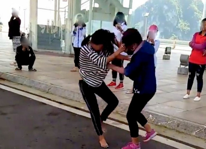 Hai nữ sinh xô xát tại khu vực Cung Quy hoạch Hội chợ, Triển lãm và Văn hóa tỉnh (phường Hồng Hải, Thành phố Hạ Long, tỉnh Quảng Ninh), nhiều người đứng xem nhưng không ai can ngăn. (Ảnh cắt từ clip/ nguồn: Baoquangninh.com.vn)