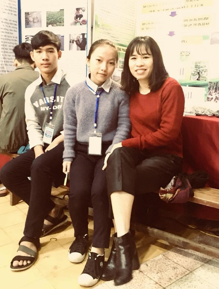 Em Khôi Anh ngồi ở gữa cùng cô giáo chủ nhiệm và Đỗ Hoàng Thế Phúc bên trái Em Khôi Anh ngồi ở gữa cùng cô giáo chủ nhiệm và Đỗ Hoàng Thế Phúc bên trái