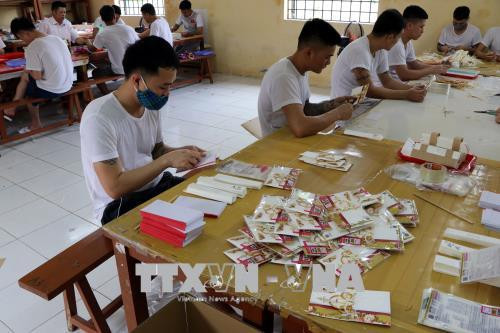 Học viên của Trung tâm tư vấn và điều trị nghiện ma túy và Cơ sở cai nghiện ma túy tỉnh Hải Dương lao động trị liệu và học nghề làm đồ thủ công mỹ nghệ. Ảnh: Mạnh Tú/TTXVN Học viên của Trung tâm tư vấn và điều trị nghiện ma túy và Cơ sở cai nghiện ma túy tỉnh Hải Dương lao động trị liệu và học nghề làm đồ thủ công mỹ nghệ. Ảnh: Mạnh Tú/TTXVN