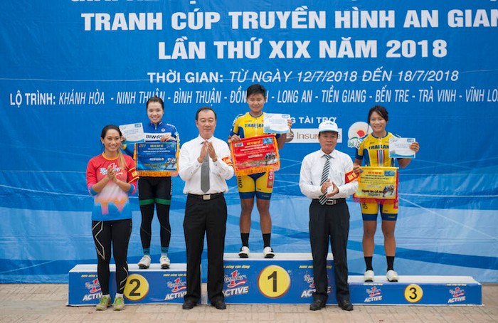 Thanh Vũ cùng Ban tổ chức trao giải cho các vận động viên thắng chặng 1. Thanh Vũ cùng Ban tổ chức trao giải cho các vận động viên thắng chặng 1.