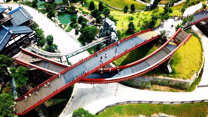 Từ trên cao nhìn xuống, sắc đỏ nổi bật trên nền xanh của cỏ cây, của nước hồ. Chẳng thể tưởng tượng được góc Nhật Bản siêu đẹp này đang tồn tại ở Việt Nam.