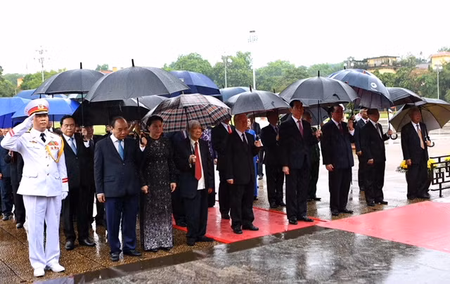 Các đồng chí lãnh đạo Đảng, Nhà nước tưởng nhớ Chủ tịch Hồ Chí Minh. Ảnh: VGP/Nhật Bắc Các đồng chí lãnh đạo Đảng, Nhà nước tưởng nhớ Chủ tịch Hồ Chí Minh. Ảnh: VGP/Nhật Bắc