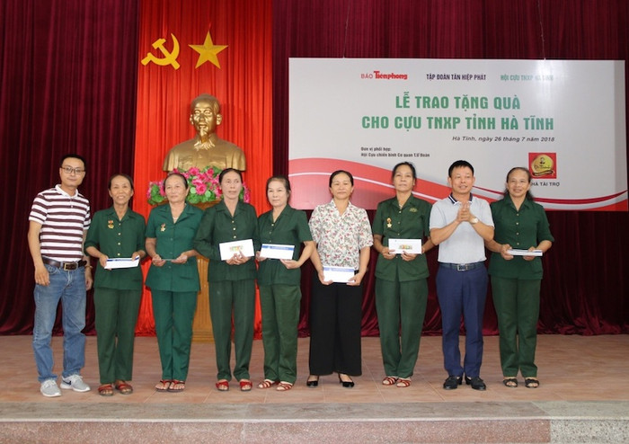 Trao tặng 200 phần quà đến các cựu thanh niên xung phong có hoàn cảnh khó khăn trên địa bàn Nghệ An và Hà Tĩnh Trao tặng 200 phần quà đến các cựu thanh niên xung phong có hoàn cảnh khó khăn trên địa bàn Nghệ An và Hà Tĩnh